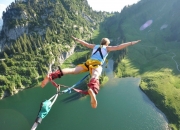 开云体育平台APP-赛道与球场，当F1争冠焦点战遇上北京队险胜勇士