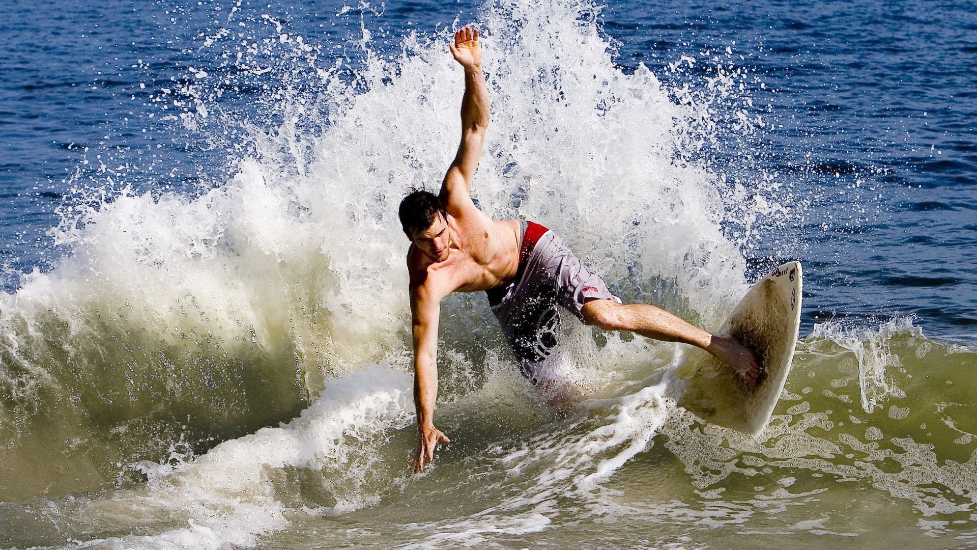 街道轰鸣与球场狂飙，双线焦点战背后的竞技哲学